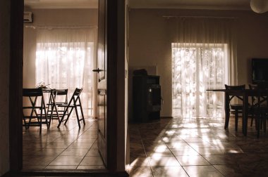 Pencereden gelen iç ışık huzmeleri