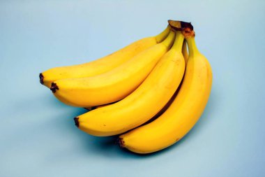 Mavi arka planda bir demet muz