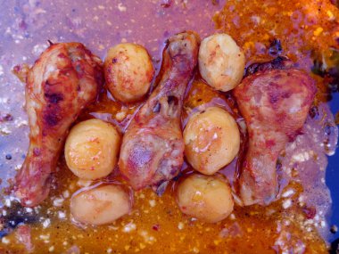 patates ve domates sosu ile ev yapımı tavuk kızarmış bacaklar