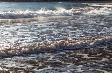  Altın kumlu kıyısı olan güzel bir Kıbrıs sahili, suyun üzerindeki güneş ışığının ışıltılı yansımaları, dalgalardan gelen ferahlatıcı deniz spreyi, deniz kenarındaki yazın özünü yakalıyor.