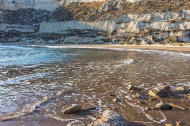 Altın kumlu kıyısı olan güzel bir Kıbrıs sahili, suyun üzerindeki güneş ışığının ışıltılı yansımaları, dalgalardan gelen ferahlatıcı deniz spreyi, deniz kenarındaki yazın özünü yakalıyor.