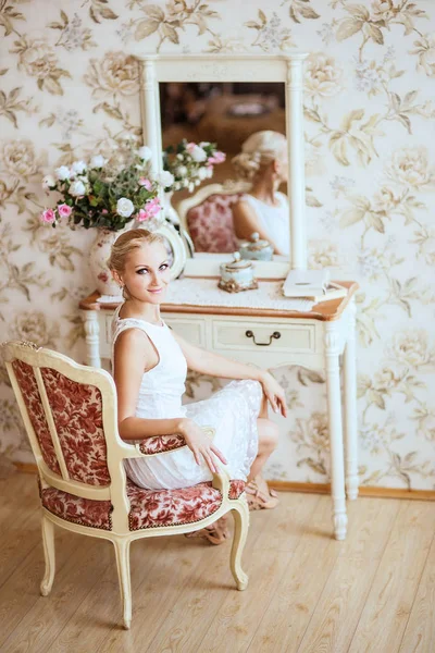 Aynanın yansıması güzel kız kendine supe kadın bakar