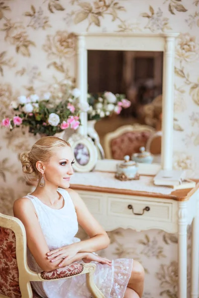 aynanın yansıması güzel kız kendine bakar