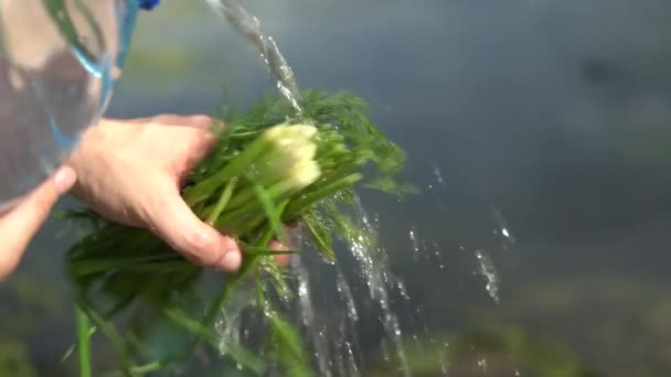 Glücklicher Fischer Kocht Der Nähe Des Flusses Erhebende Musik Und — Stockvideo