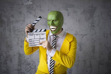 Jim Carey maske sarı takım elbise, yeşil maske, filmde olduğu gibi, bir film çekim