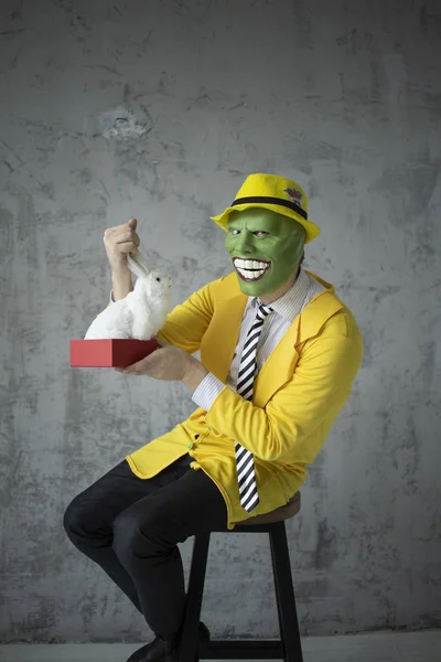 Jim Carey maske sarı takım elbise, yeşil maske, filmde olduğu gibi, yapay bir tavşan elinde bir film çekim ona bakar