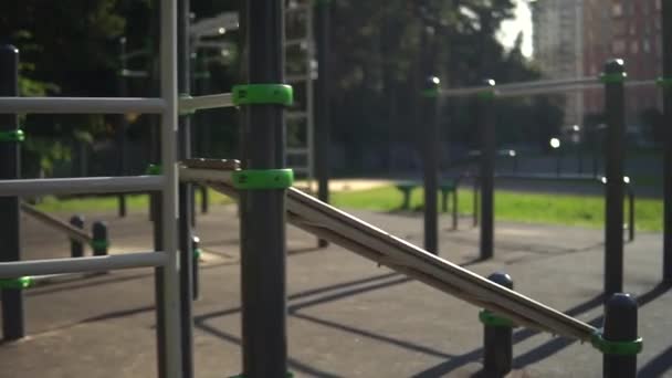 Parque Infantil Parque Cidade Dia Ensolarado Desporto Estilo Vida Saudável — Vídeo de Stock