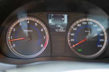 Kilometre, kilometre, gaz kilometre ve yağ sıcaklığı ile araç hız göstergesi