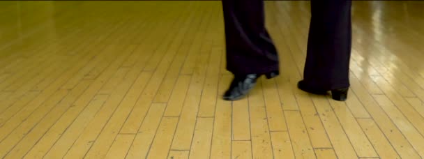 Werk stop, beweging swivels, mens voeten Latina schoenen, rumba dans, achtergrond — Stockvideo