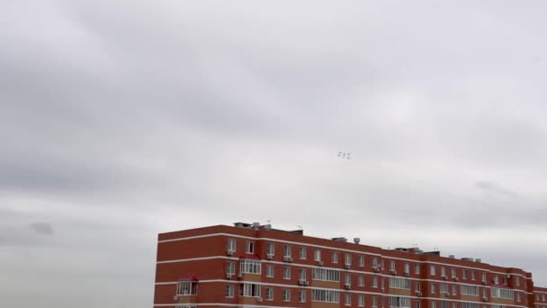 Nueve aviones de combate vuelan sobre la ciudad de Vidnoye para el desfile del Día de la Victoria — Vídeo de stock