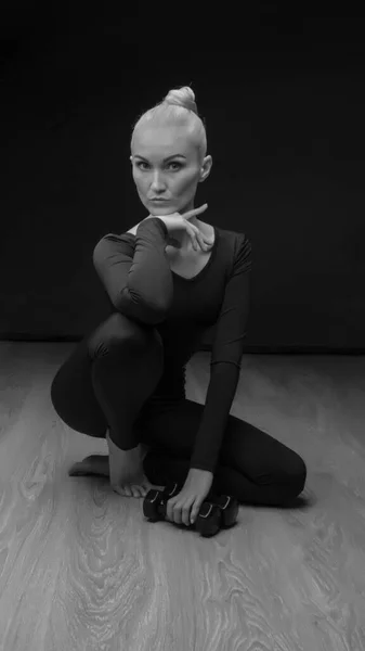 Menina bonita em vestido de ginástica de dança, bailarina, foto escura — Fotografia de Stock