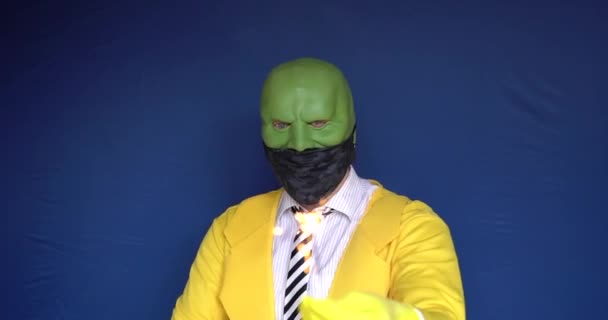 Vuxen arbetare tar av masken blir kär i ett europeiskt ansikte på en blå bakgrund dag blå ögon skytte främre kläder gul — Stockvideo
