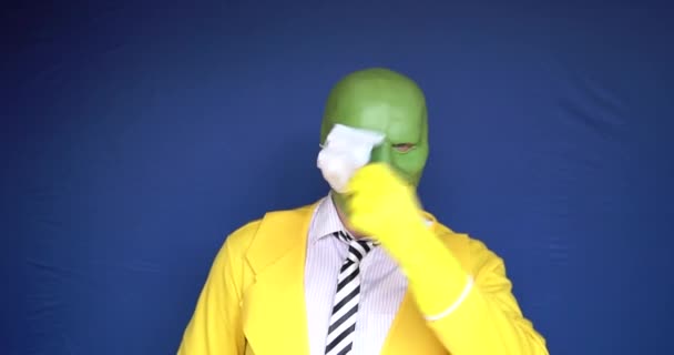Старший блеск горелки работник снимает маску цветет с харизматичным внешним видом с дневным светом ярко-голубые глаза съемки передней одежды желтый — стоковое видео
