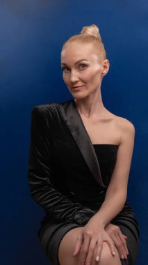 Kameraya gülümseyen neşeli genç izole edilmiş sedit, beyaz tenli parlak mavi gözlü mutlu web aktivitesi konsepti