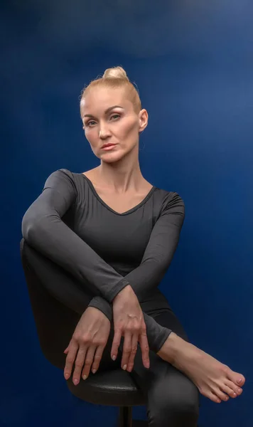 Auspicious youthful mature posing for the camera, lovely in a tuxedo dress with a Caucasian appearance day. Flaunts gymnast sitting — Stock Photo, Image