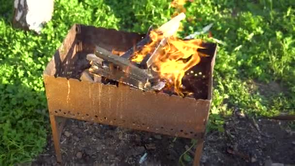Grilovaný grilovaný oheň pro dřevěné uhlí jasný plamen natáčení close-up horké léto venku — Stock video