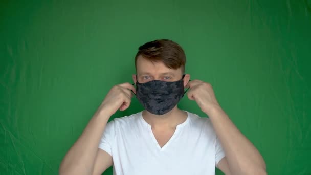 Tevreden vermoeide man doet het masker af van zijn gezicht en is blij met helder daglicht blauwe ogen — Stockvideo