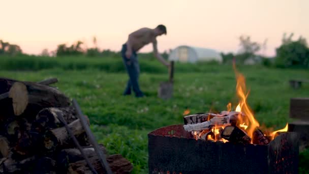 Grill grillowany ogień do strzelania węglem drzewnym zbliżenie Lato w przyrodzie w tle drwala — Wideo stockowe