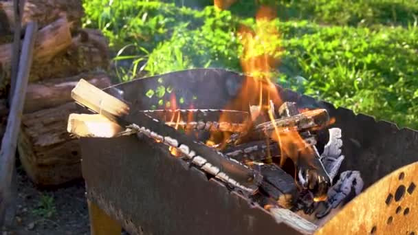 Barbacoa en el fuego fuego para brasas brillante llama disparos primer plano caliente verano en la naturaleza en el pueblo — Vídeos de Stock