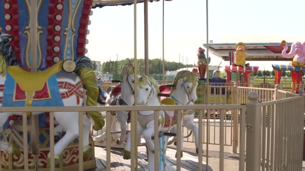 Carrousel met paarden zonder mensen verlaten park — Stockvideo