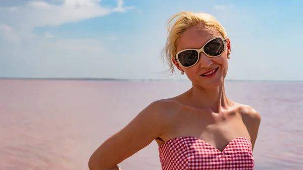 Donna gioiosa in un abito rosso giovane con un bel sorriso durante il giorno e l'estate — Foto Stock