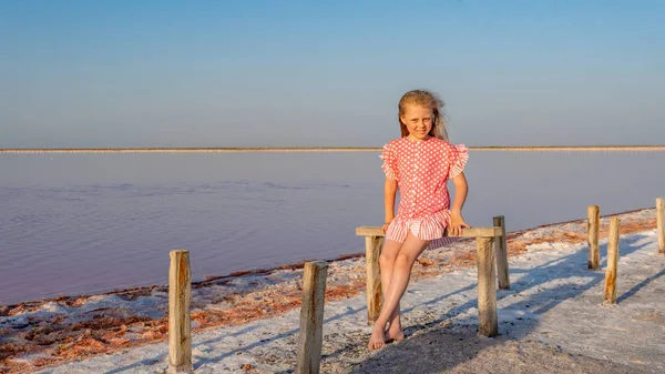 Ragazza posa su campi di sale, lago rosa, estate il Crimea — Foto Stock