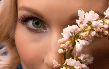 Leylak rengi bir çelengin içindeki kutsanmış genç dudakları şen şakrak, beyaz gün ışığıyla