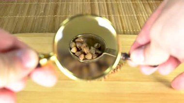 Karabuğday çalışmak, büyüteçin altındaki ince yulaf ezmesi yavaşlayan bir tahtada.