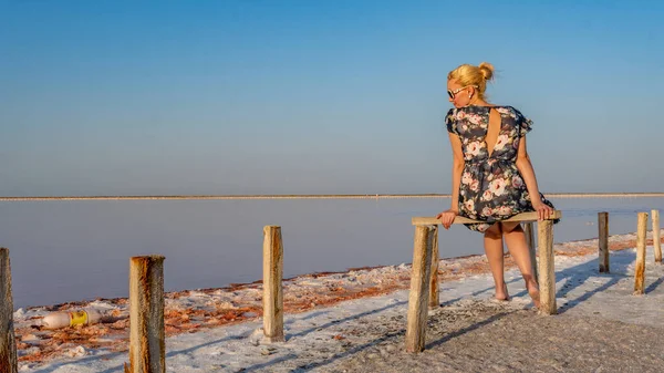 In un bel vestito dalle labbra dolci sullo sfondo di un lago bianco di nuvole blu sale durante il giorno e in estate — Foto Stock