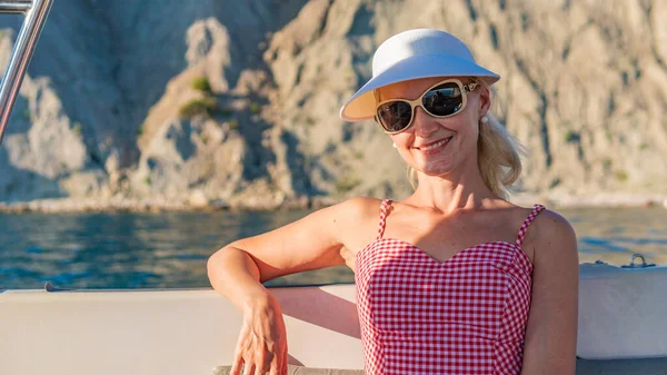Donna che riposa su una barca, giovane sullo sfondo del mare, concetto di attività webinar in occhiali da sole nel pomeriggio — Foto Stock