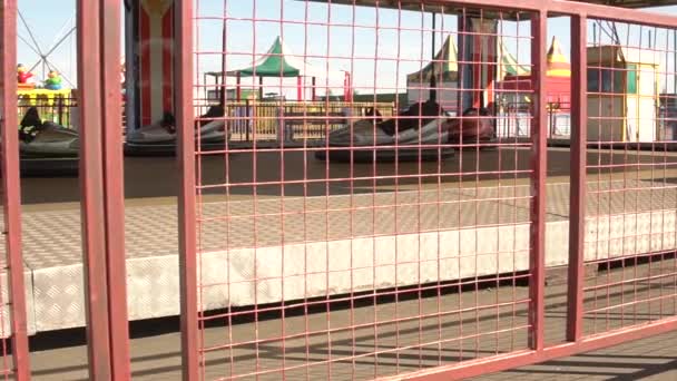 Voitures d'attraction pour enfants, fermé dans l'après-midi, derrière la clôture, ne laissez pas les enfants, sans personnes — Video