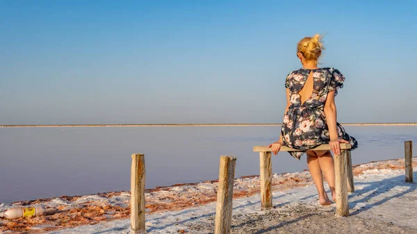 Signora in un bellissimo vestito adulto con un bel sorriso sullo sfondo di un lago bianco di sale con nuvole blu in una giornata estiva — Foto Stock