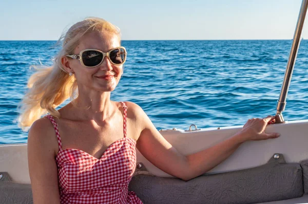 Donna divertente e bambino, rilassarsi su uno yacht, giovane guardando la fotocamera intorno al mare, godere del concetto di occhiali monocromatici, estate — Foto Stock