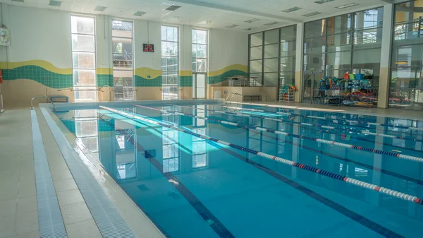 Duran su derin su yolu, öğleden sonra çekim sabah güneşi parlıyor.