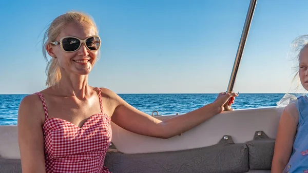 Chica en un barco Hermosa dama descansando en un barco, adulto con una sonrisa encantadora alrededor del mar, concepto de comparación en gafas de sol tiempo soleado —  Fotos de Stock