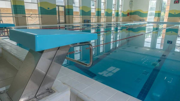 Pista deportiva en la piscina Agua estanque tranquilo para buceadores pistas en el agua, disparando durante el día el agua se calienta —  Fotos de Stock