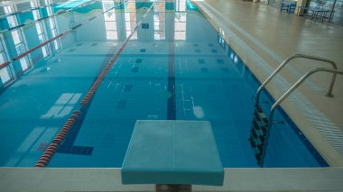 Dalgıçlar için su sporu göleti, gün içinde su ısıtılırken çekim yapmak.