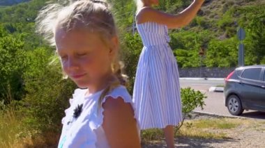 Kız mutlu değil, annem onunla telefonda fotoğraf çekiyor oyun oynamıyor ve zamanını yazlık deniz dağlarına ayırmıyor.