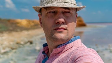 Gülümseyen genç adam şapkalı genç portre beyaz tenli parlak mavi gözlü.