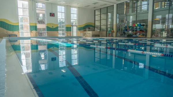 RUSIA, MOSCÚ - 23 AGO 2020: Fitness Pool Deportes acuáticos de pie Natación Día de tiro al agua interior Morning Sun Shines —  Fotos de Stock