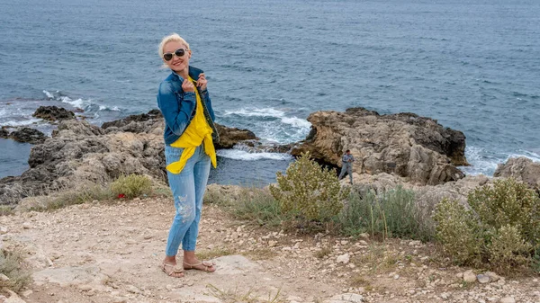 Donna allegra con occhiali da sole aspetto carismatico in piedi felice con la pelle bianca si erge contro il mare — Foto Stock