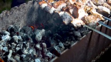 Tavuk şenliğinde pişirilmiş ızgara fırını.