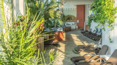 Aile dinlenmek için jakuzi havuzu öğleden sonra şafak vakti ayakta su çekimi. RUSSIA, MOSCOW - 23 AUG 2020