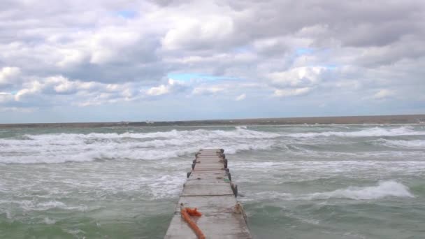 Sturm schlechtes Wetter, Molenwind bläst stark hohe Wellen — Stockvideo