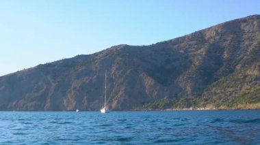 Dağ yatı deniz göğü maviye boydan boya