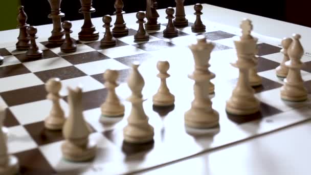 Шахи на дошці в світло-білому і коричневому — стокове відео
