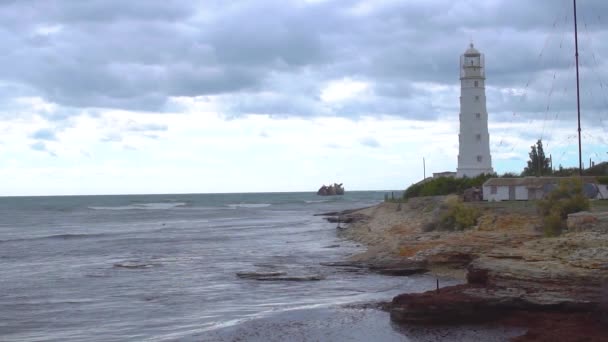 Denizdeki deniz feneri, bulutlu akşam havası, yaz rüzgârı fırtınaları. — Stok video