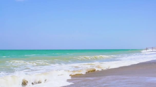 Le vent fort de l'eau de mer a ralenti le tir — Video