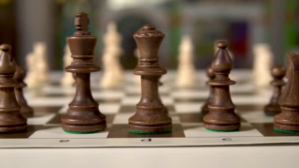 Шахи, камера рухається до коричневих фігур — стокове відео