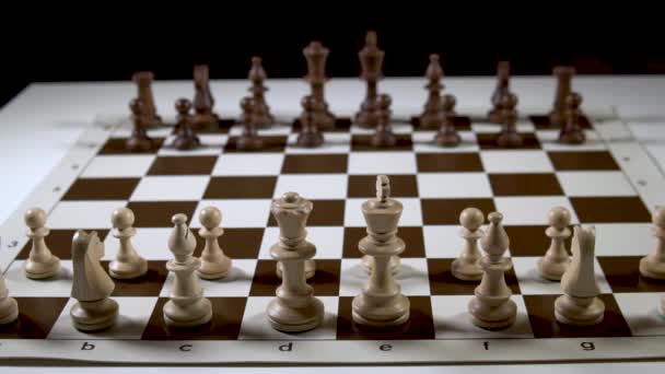Шахи загальний вигляд дошки і розміщені фігури перед початком повороту — стокове відео